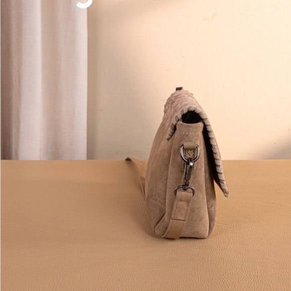 Wrangler Vintage Floral Printed Crossbody Bag with Small Pouch- Khaki - Picture 4 of 5